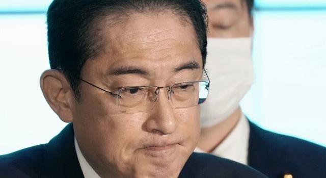 A japán miniszterelnök kirúgta a titkárát, mert homofób megjegyzéseket tett
