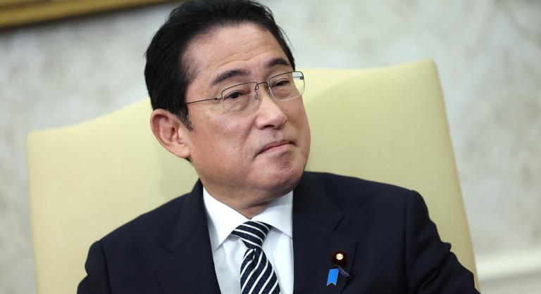 A japán miniszterelnök kirúgta tanácsadóját, mert nem szeret LMBT emberekre nézni