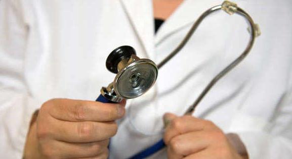 A BM rendkívüli sajtótájékoztatóval reagál az orvosok letétbe helyezendő szerződéseire
