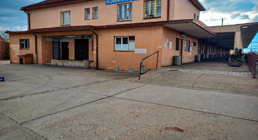 Egy 22 éves férfi egy konyhakéssel legalább hatszor megszúrta áldozatát a komáromi vasútállomáson