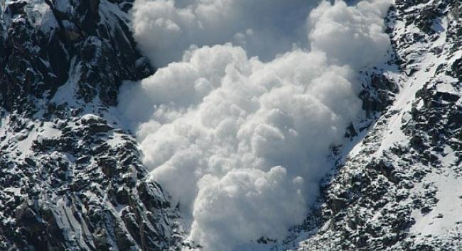 A hóviharok miatt utakat zártak le, a legmagasabb fokozatú lavinaveszély van érvényben Erdélyben