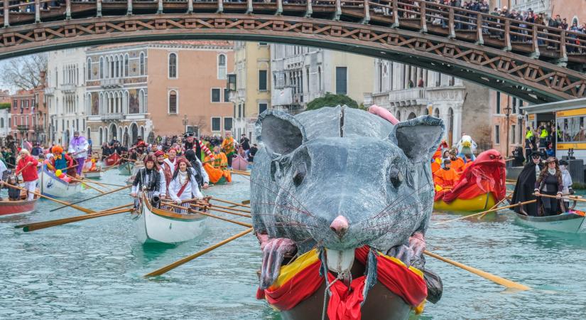 Óriási papírmasépatkány parádézott végig Velencében: megkezdődött a karnevál!