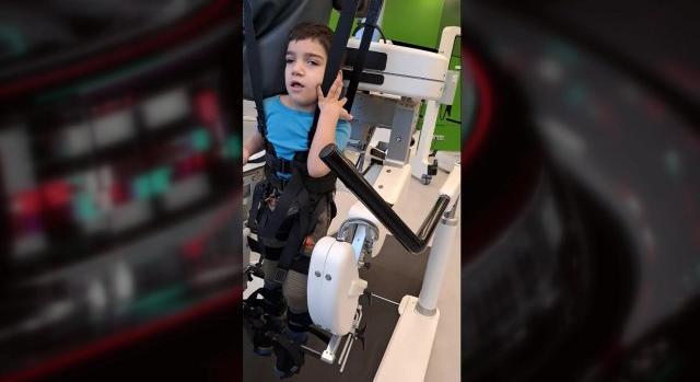 Azért küzdenek, hogy Áron megtapasztalja a járás örömét – robotterápiára gyűjt a bükkösdi család