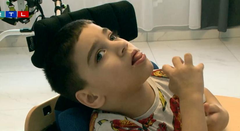 Visszakaphatná a járás képességét a hatéves bükkösdi kisfiú: robotterápiára gyűjt Áron családja – videó