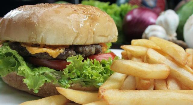 Egy férfi véletlenül 288 ezer forintot fizetett egy hamburgerért, de nem akarják visszaadni neki a pénzét