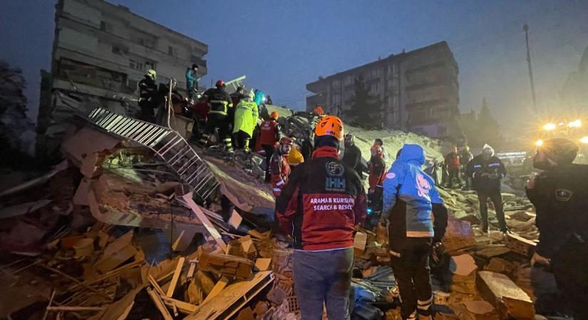 Erős földrengések rázták meg Törökország déli részét, rengeteg a halott - fotók