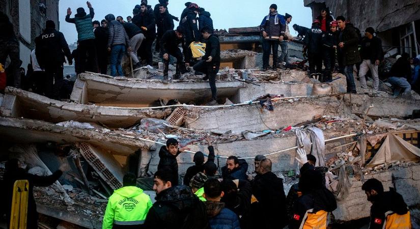 76-ra nőtt a törökországi földrengés áldozatainak száma, Szíriában is sok a halott