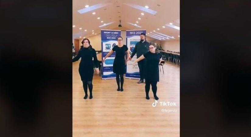 "Haláli" táncot lejtenek a Fejérvíz munkatársai