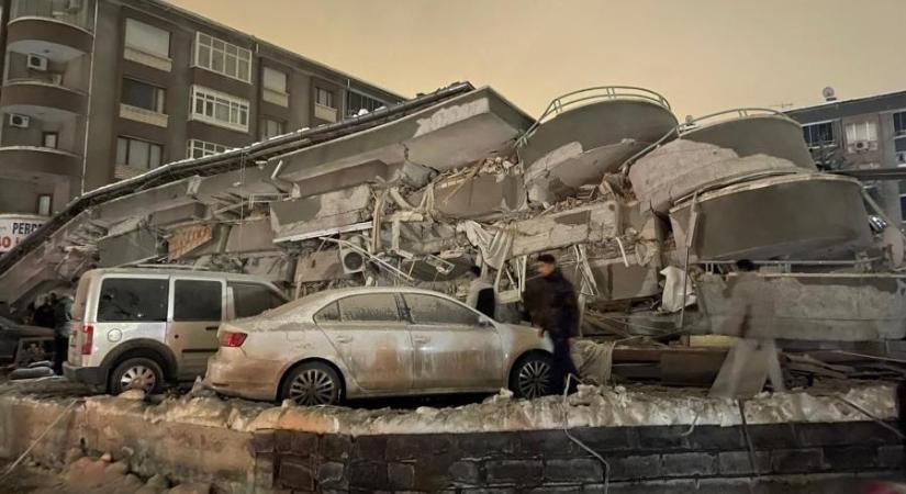 Legkevesebb 90-en meghaltak, amikor földrengés sújtotta Törökország délkeleti részét