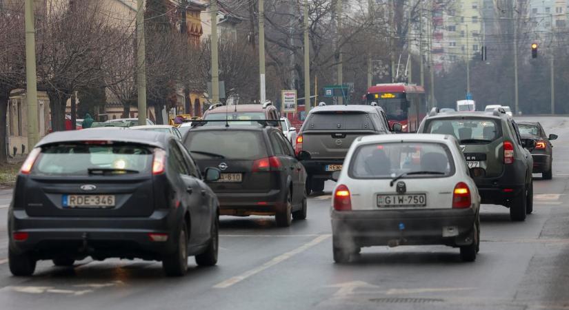 Sokan közlekednek, és baleset is történt reggel Szegeden
