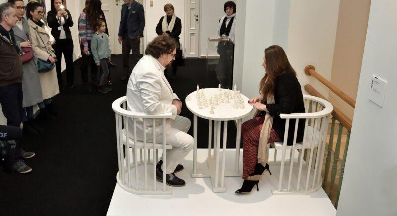 Polgár Judit és Herendi Gábor is performansszal vett részt a Yoko Ono kiállításon