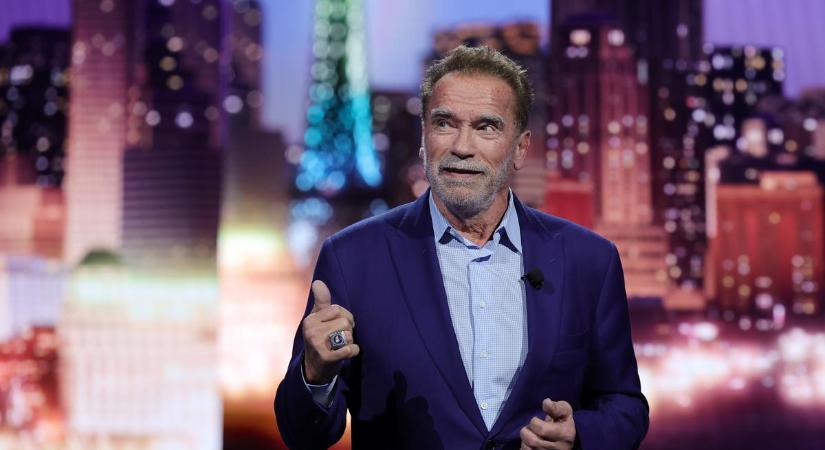Kerékpárost gázolt el kocsijával Arnold Schwarzenegger: a nő kórházba került