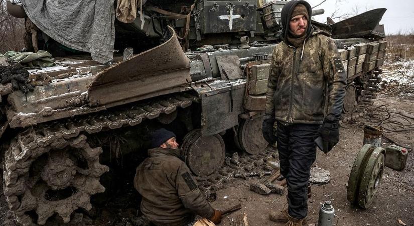 Leteszik a fegyvert: dezertálási hullámba kezdtek az ukránok az orosz előrenyomulás miatt