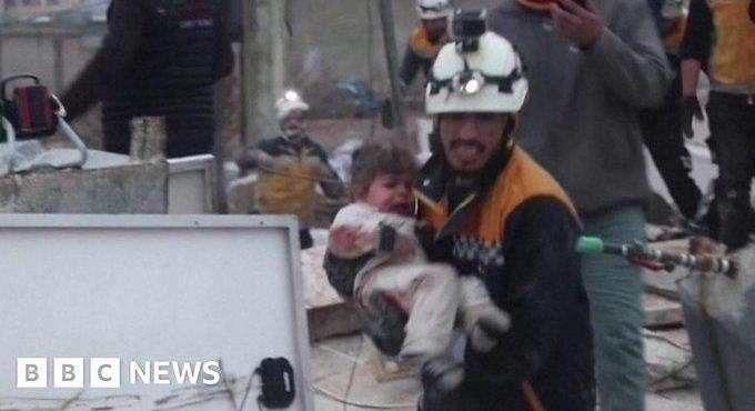 Kisgyereket mentettek ki egy összedőlt épületből Szíriában - videó
