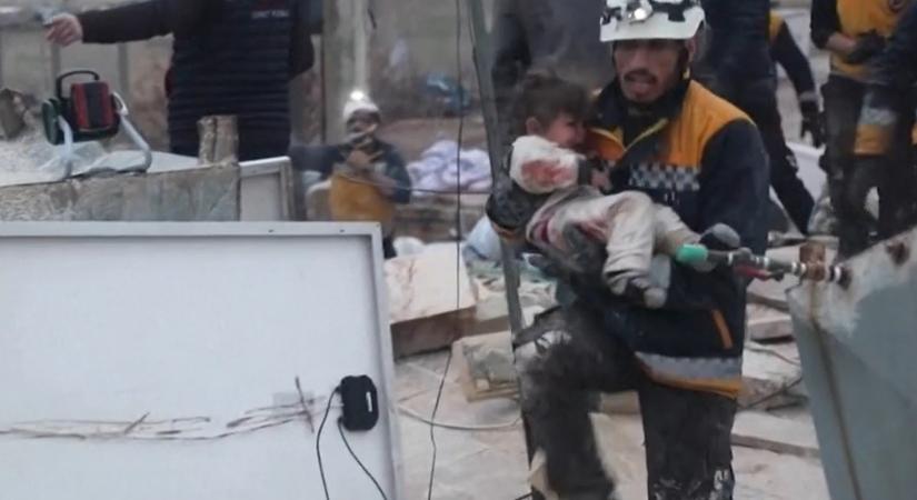 Videón, ahogy kimentenek egy kisgyereket a földrengés romjai alól