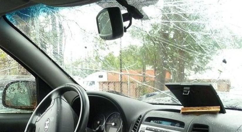 Közlekedési helyzetből hatalmas balhé Szombathelyen - szóváltás után betörte egy férfi az autó ablakát