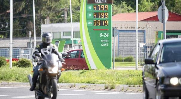 Szerdától ismét 600 forint alá csökken a benzin ára