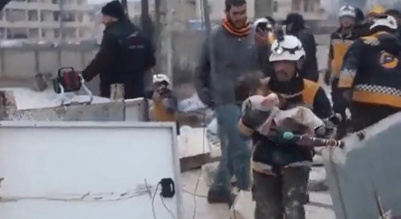 Szívszorító videó: így mentettek ki a romok alól egy kisgyereket a földrengés után