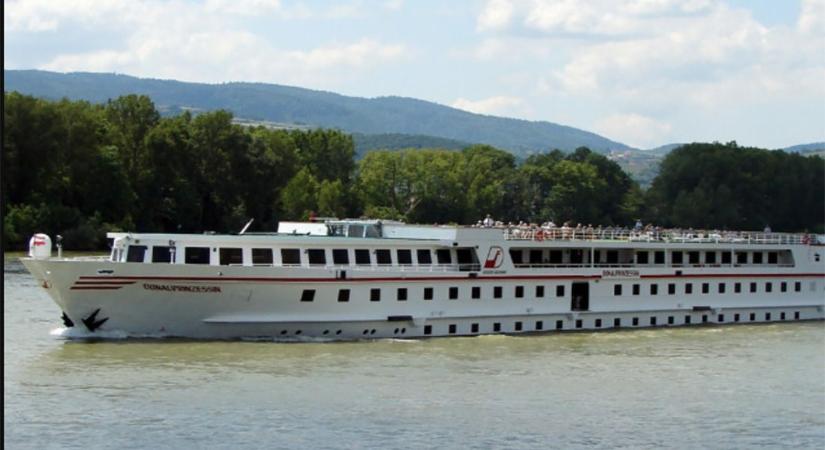 200 migránst költöztetnek a Duna hercegnőjére, kiakadtak a németek