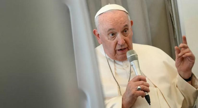 Ferenc pápa szerint bűn törvényekkel büntetni az LMBTQ embereket