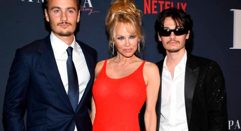 Pamela Anderson ritkán látott fiaival állt a vörös szőnyegre: Brandon 26, Dylan 25 éves