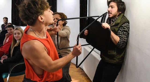 Ketrecharcra hív a Láthatáron Csoport