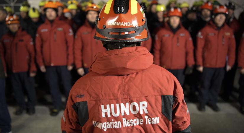 Elindult a magyar mentőcsapat Törökországba: keresőkutyákat és több tonnányi felszerelést visznek magukkal