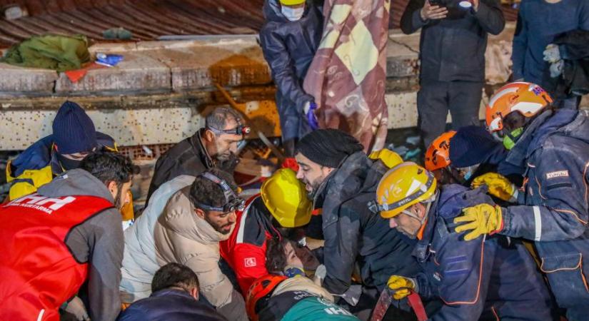 Már csaknem 5000 halottja van a Törökországot és Szíriát sújtó földrengéseknek