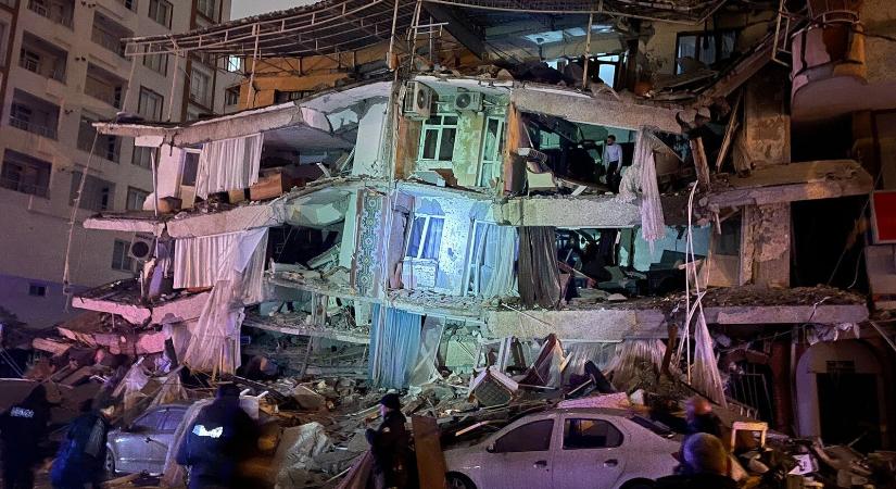 Már 4300 halálos áldozata van a törökországi földrengésnek