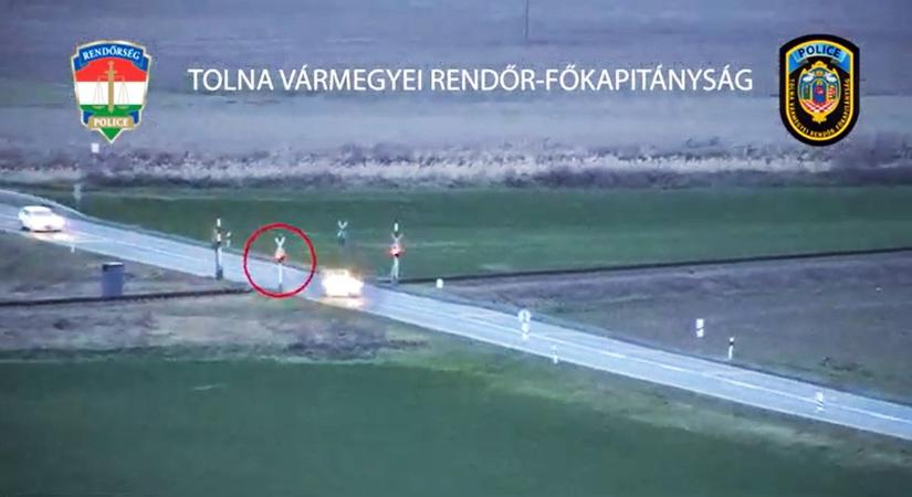 Fékezés nélkül hajtott át a piros sorompón, a vonat már a közelben volt (Drón felvétel)