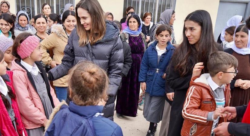 Népirtás helyszínére látogatott el Angelina Jolie