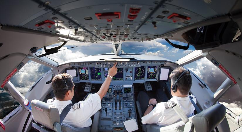 A légitársaságok már csak egy pilótát akarnak, a repülési hatóság nem