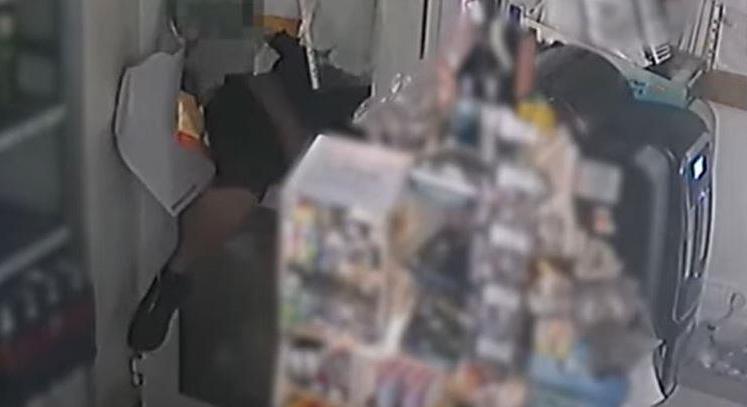 Egy nő tört be egy újbudai dohányboltba – videó