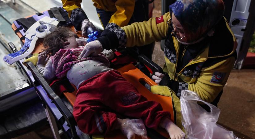 Három hónapos rendkívüli állapotot hirdetettek a földrengések sújtotta török tartományokban
