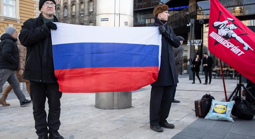 Egy mi hazánkos politikus fogta az orosz zászlót a kommunisták tüntetésén