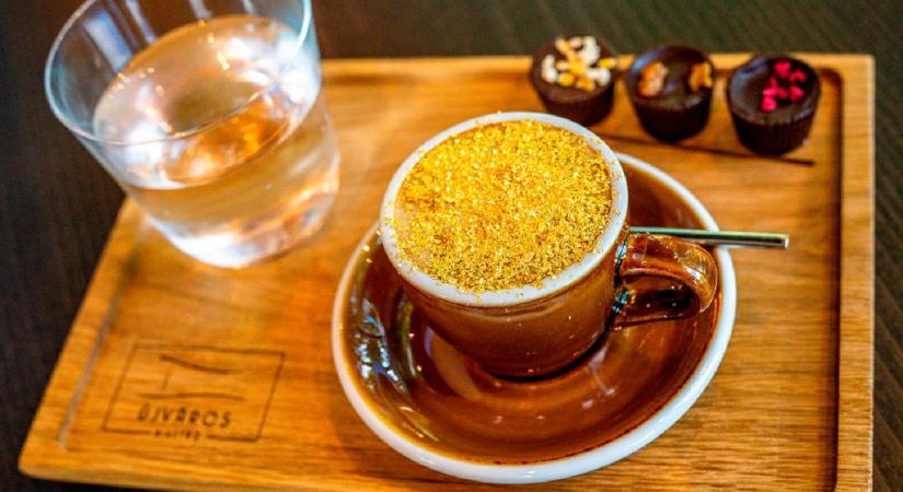 Gasztronómiai luxus! Dubaj után Magyarországra érkezett a 24 karátos arannyal szórt cappuccino