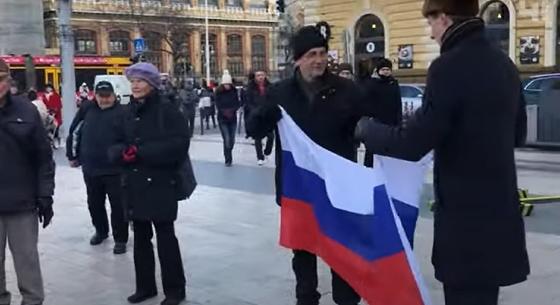 Mi hazánkos politikus fogta az orosz zászlót a Munkáspárt tüntetésén