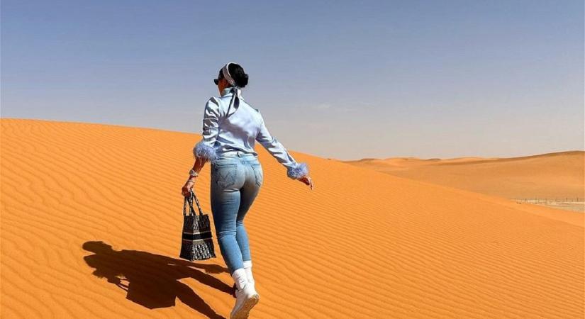 Luxustáskával fotózták Ronaldo szerelmét a sivatagban (fotók)