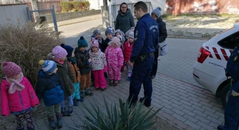 A Dunaföldvári Rendőrőrsre látogattak a helyi Mesevár Óvoda ovisai