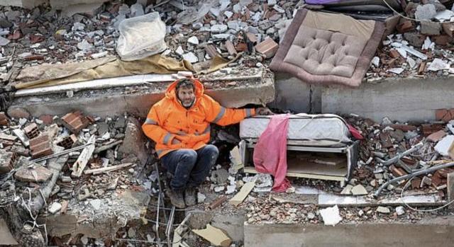 A földrengés egyik legtragikusabb képén egy török férfi a romok alá rekedt, halott lánya kezét fogja