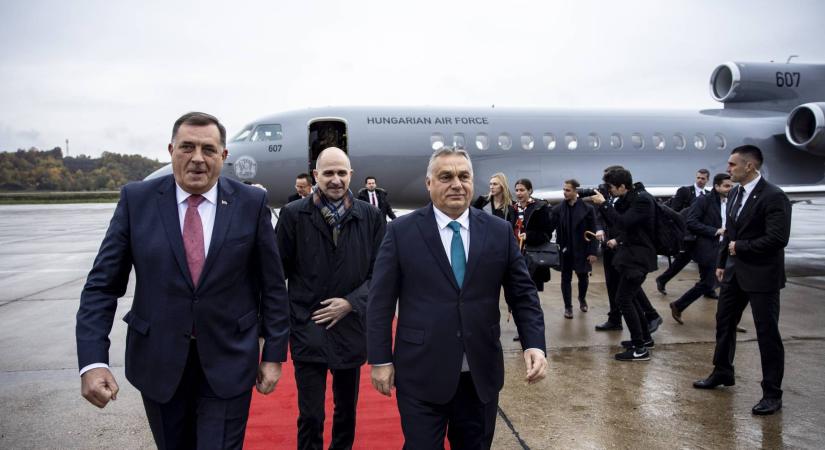 Átlátszó: Nehezen hihető, hogy Orbán egy kávét sem ivott egy 20 órás repülés alatt