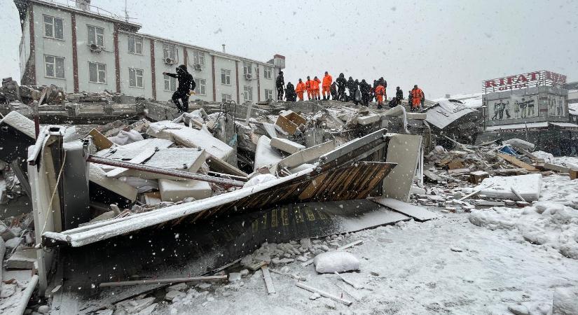 7200 áldozata van már a hétfői földrengéseknek, de a végleges szám ennek többszöröse lehet