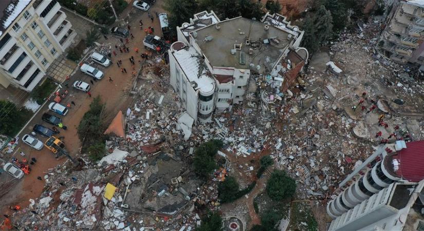 Megrázó fotókon a több, mint 5 ezer ember életét követelő földrengés pusztítása