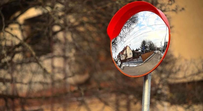 Új tükrök segítik a közlekedést Debrecen néhány nehezen belátható kereszteződésében