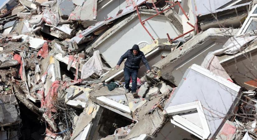 Szinte az egész világ összefogott a földrengés áldozatainak megsegítésére, de így is egyre csak növekszik az azonosított halottak száma