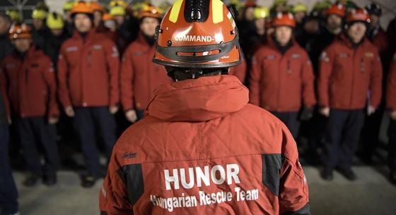 A magyar mentőszervezet már 12 túlélőt emelt ki a földrengés romjai alól