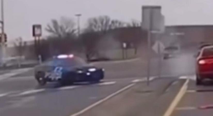 Nagyon sietett a rendőr egy balesethez, de jött egy kanyar, amitől elég rossz napja lett - videó