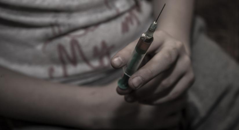 Mindenki szeme láttára szúrják magukat a drogosok a józsefvárosi lépcsőházban