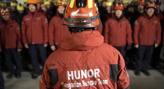 Már 12 túlélőt emelt ki a Hunor mentőszervezet csapata a romok alól