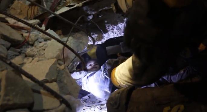 Negyven órával a földrengés után élve találtak meg a romok alatt egy kislányt (VIDEÓ)